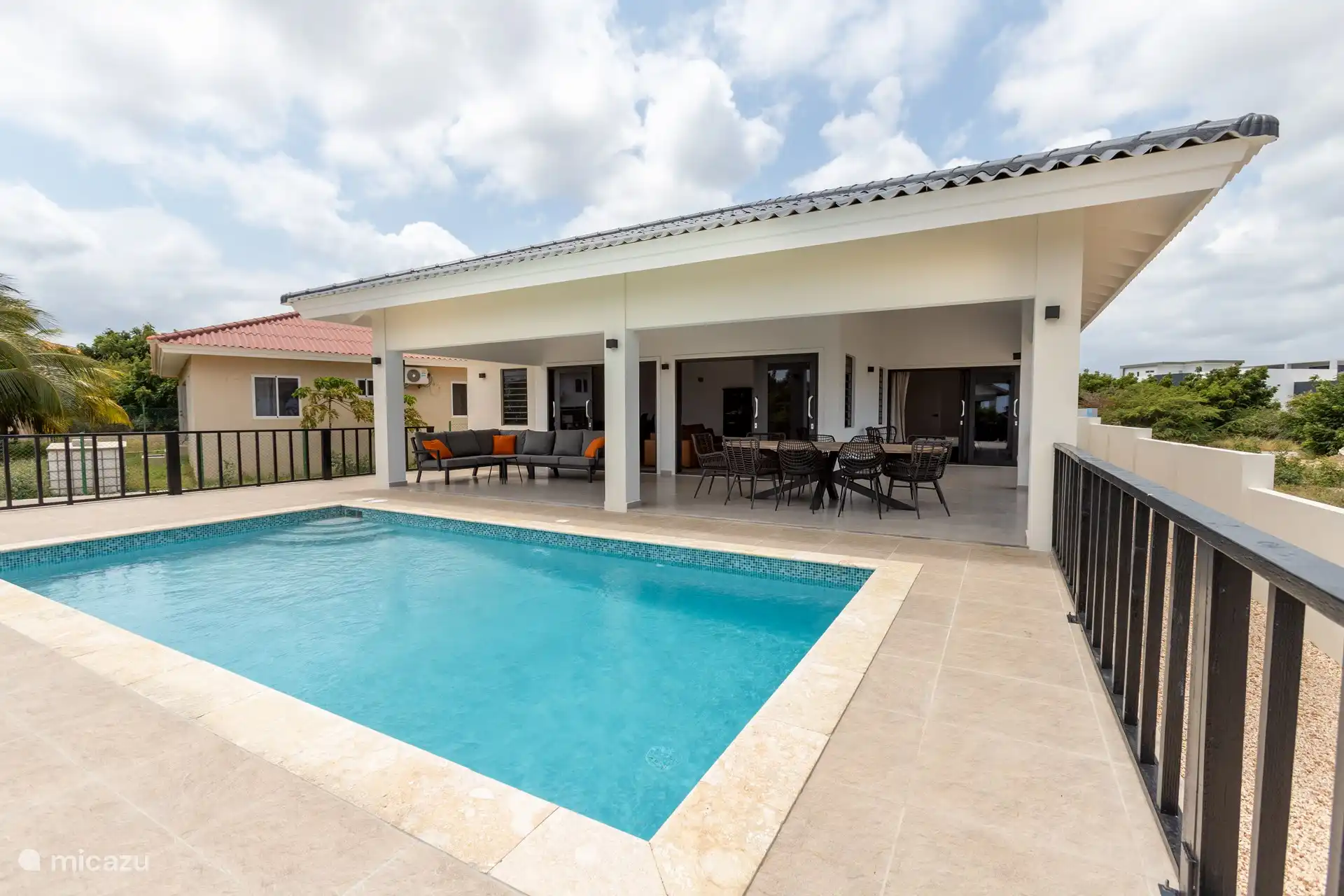 Schwimmbad und Veranda