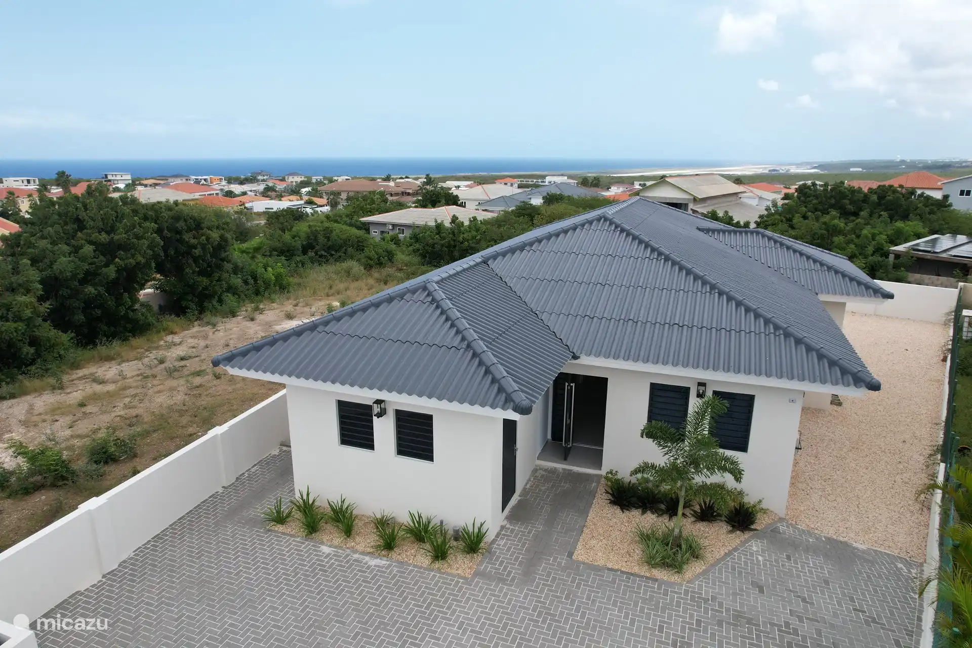 Drohnenaufnahme der Vorderseite der Villa