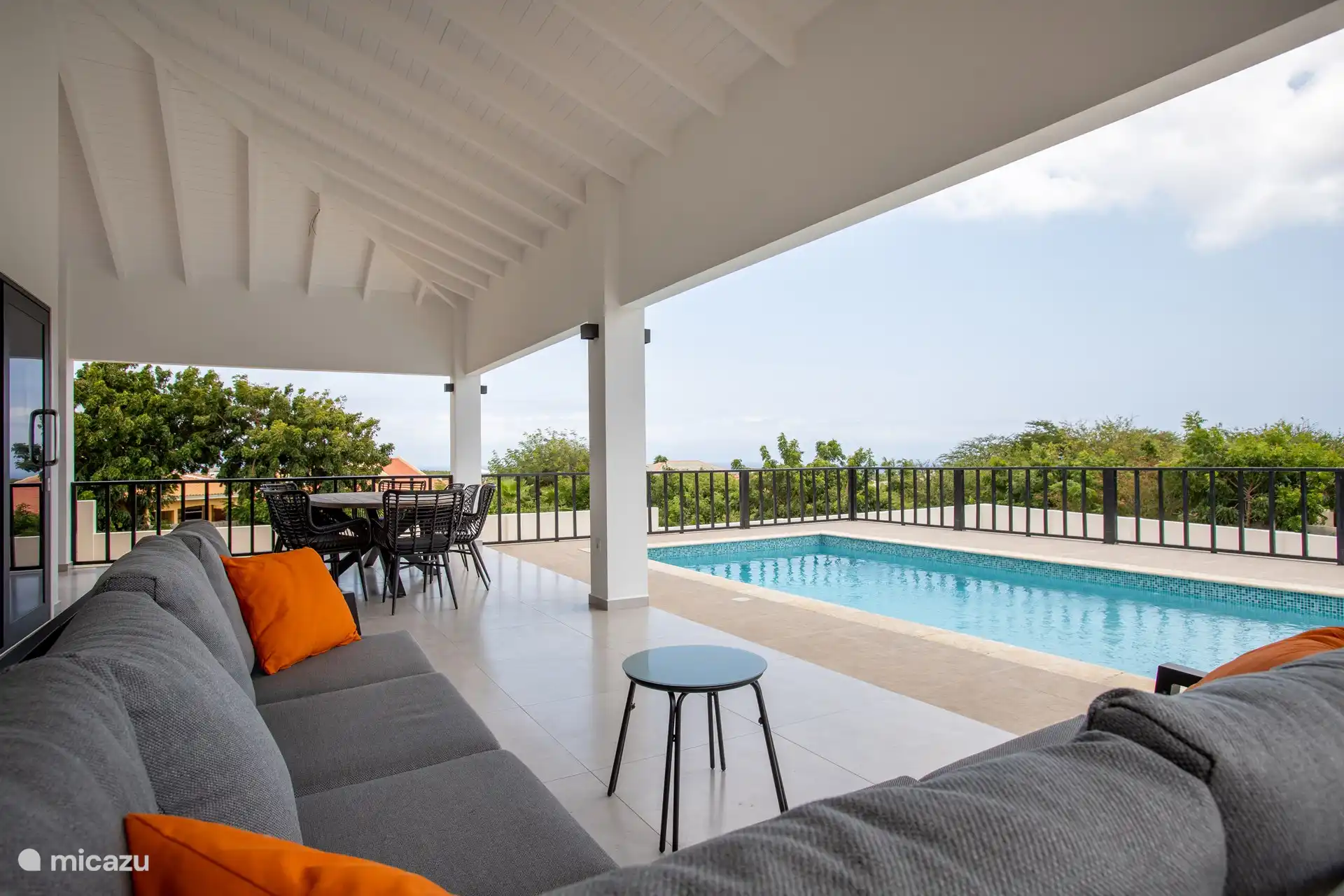 Blick von der Veranda auf den Pool und das Meer