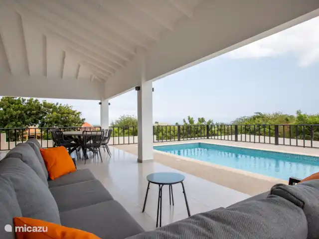 Villa Raïs | Curaçao, Banda Abou (ouest), Big Mountain - villa Vue sur la piscine et la mer depuis le porche