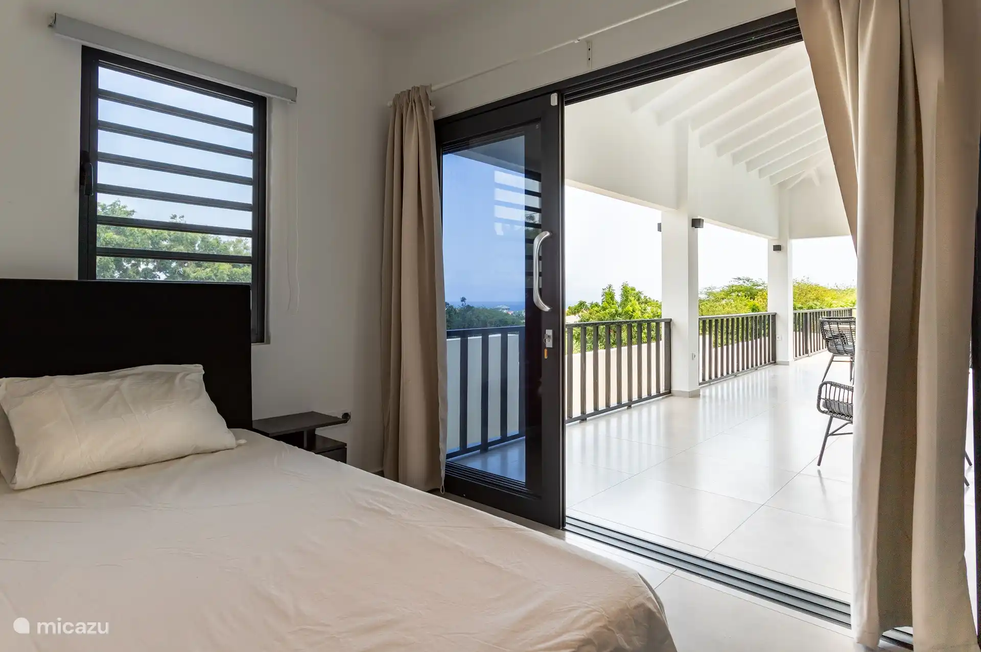 Hauptschlafzimmer mit direktem Zugang zur Veranda