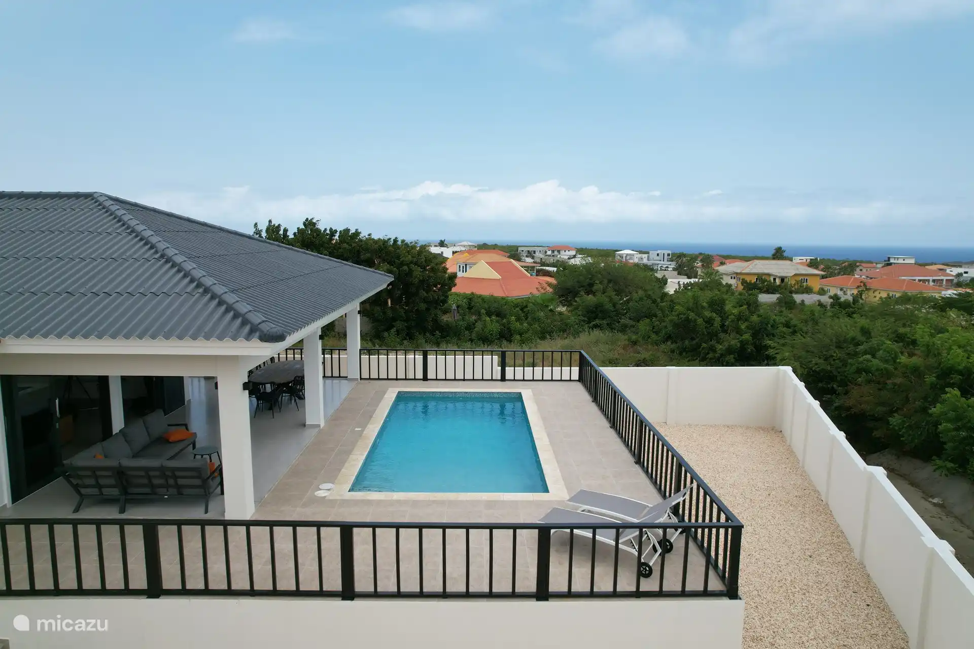 Drohnenaufnahme des Swimmingpools und des Meerblicks