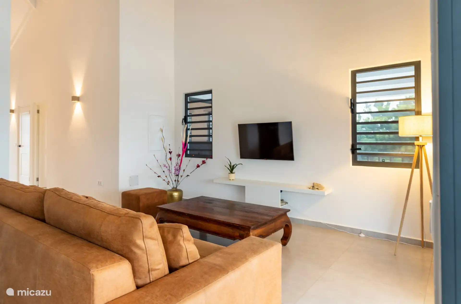 Wohnzimmer mit bequemem Sofa