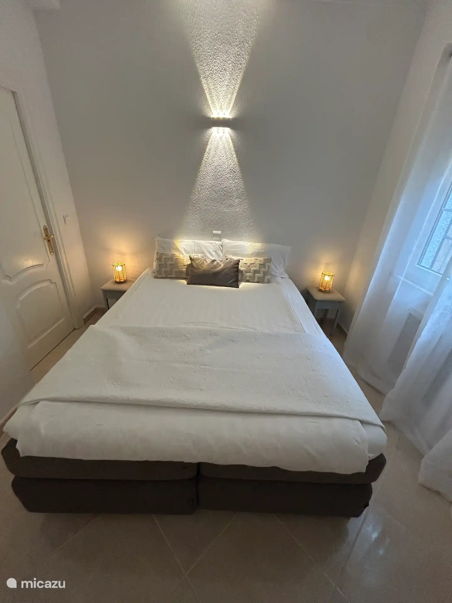 2x 80x200cm. Die Betten können auch als 2 Einzelbetten bezogen werden. 