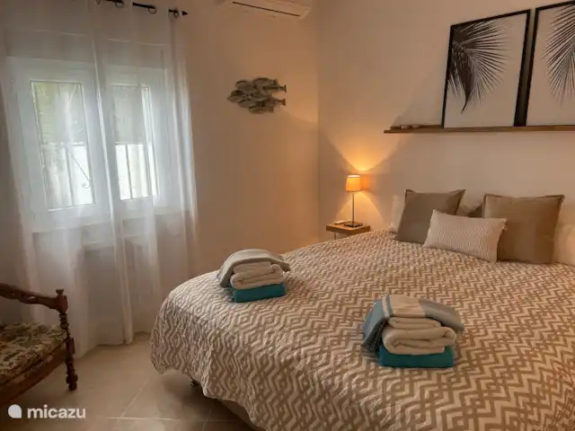 Appartement privé Alegría + piscine | Espagne, Costa del Sol, Mijas Costa - appartement Volets et vue sur le jardin avec plants de tomates, piment, basilic et persil