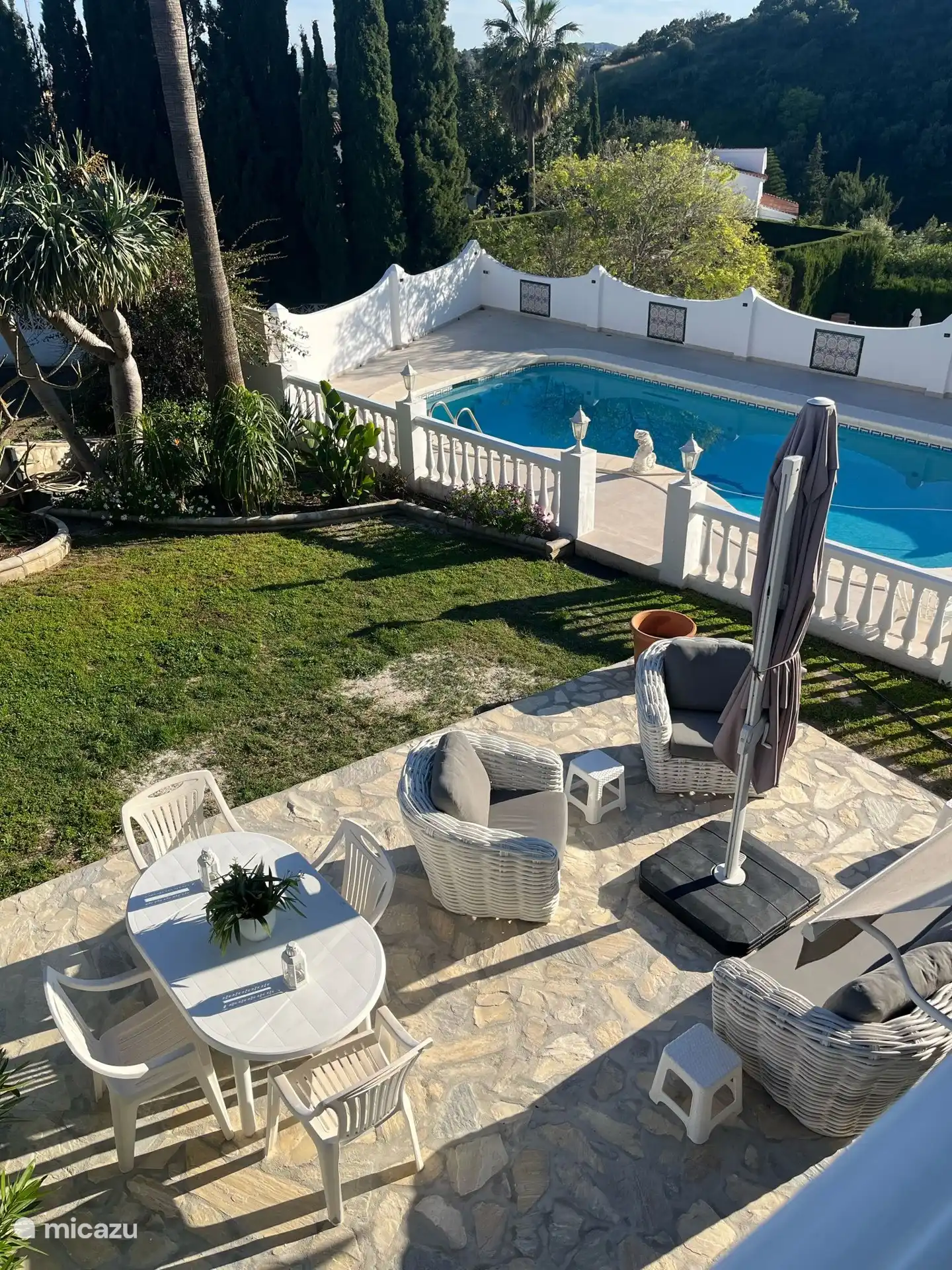 Private Terrasse mit Lounge-Set und Esstisch. Evy können Sie dort eine Liege aufstellen. 