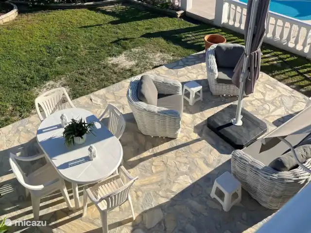 Appartement privé Alegría + piscine | Espagne, Costa del Sol, Mijas Costa - appartement Terrasse privée avec salon et table à manger. Evy vous pouvez y mettre une chaise longue.