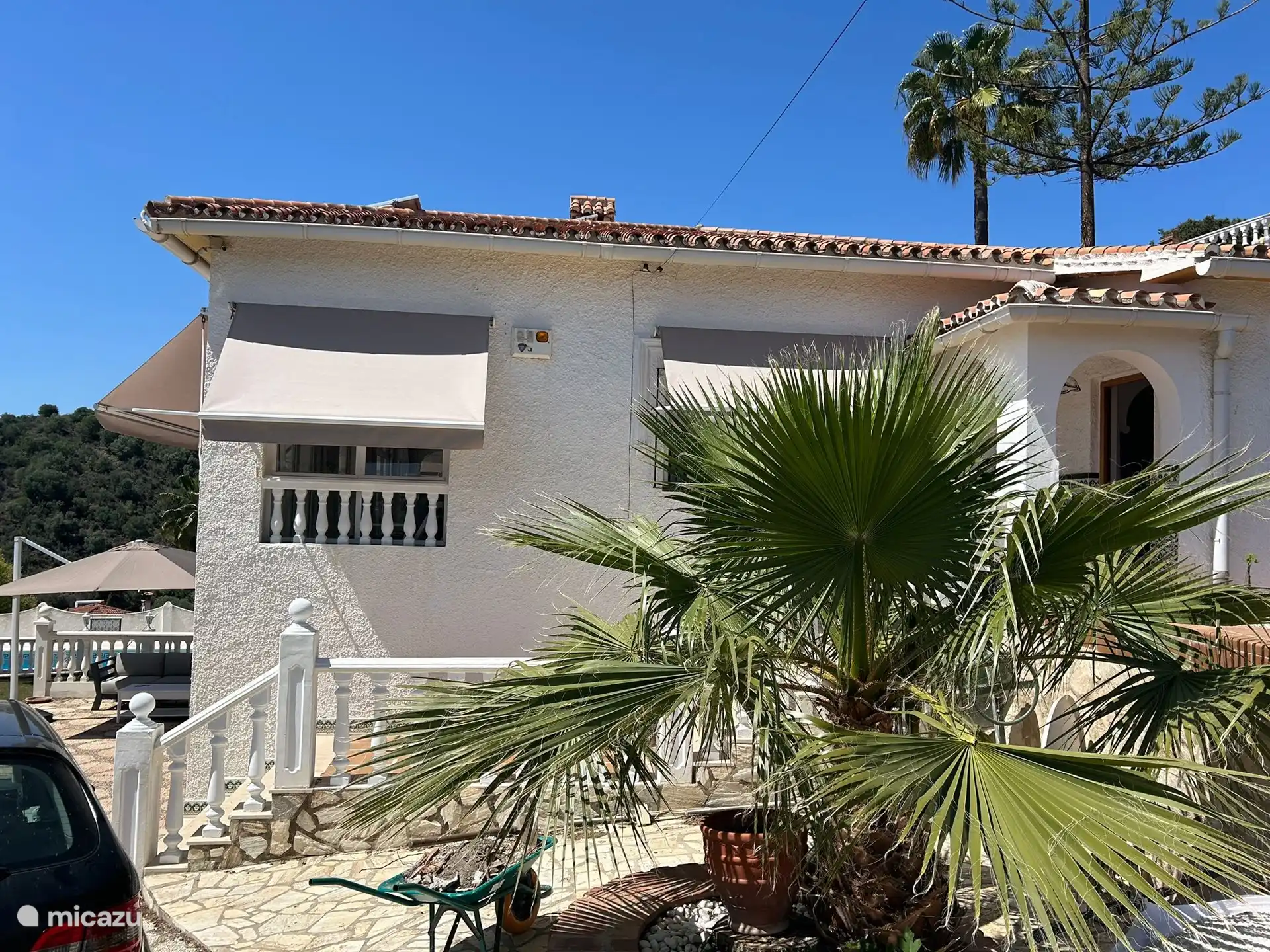 Seitenansicht des Hauses.