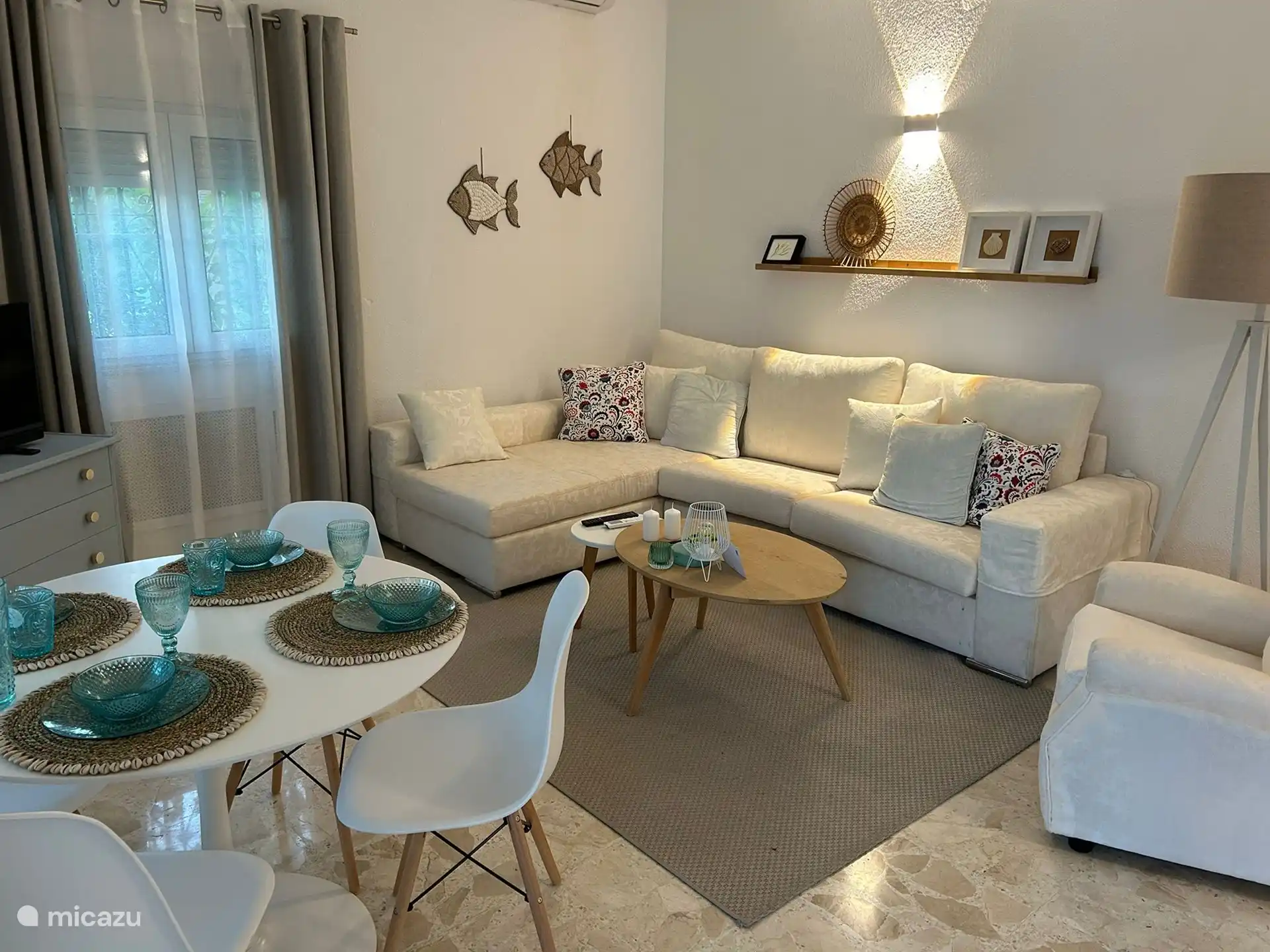 Wohnzimmer, gefolgt von der Küche mit Waschmaschine, Kühlschrank mit Gefrierfach, Mikrowelle, Induktionskochfeld, Backofen, Kaffeemaschine mit Tassen, Wasserkocher usw. 