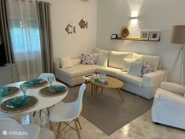 Appartement privé Alegría + piscine | Espagne, Costa del Sol, Mijas Costa - appartement Salon suivi de la cuisine avec un lave-linge, réfrigérateur/congélateur, micro-ondes, plaque à induction, four, cafetière avec tasses, bouilloire, etc.