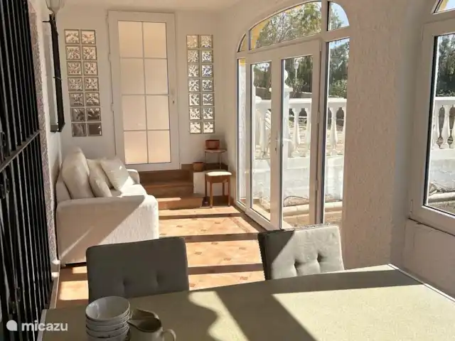 Appartement privé Alegría + piscine | Espagne, Costa del Sol, Mijas Costa - appartement Terrasse couverte avec portes-fenêtres de l’appartement.