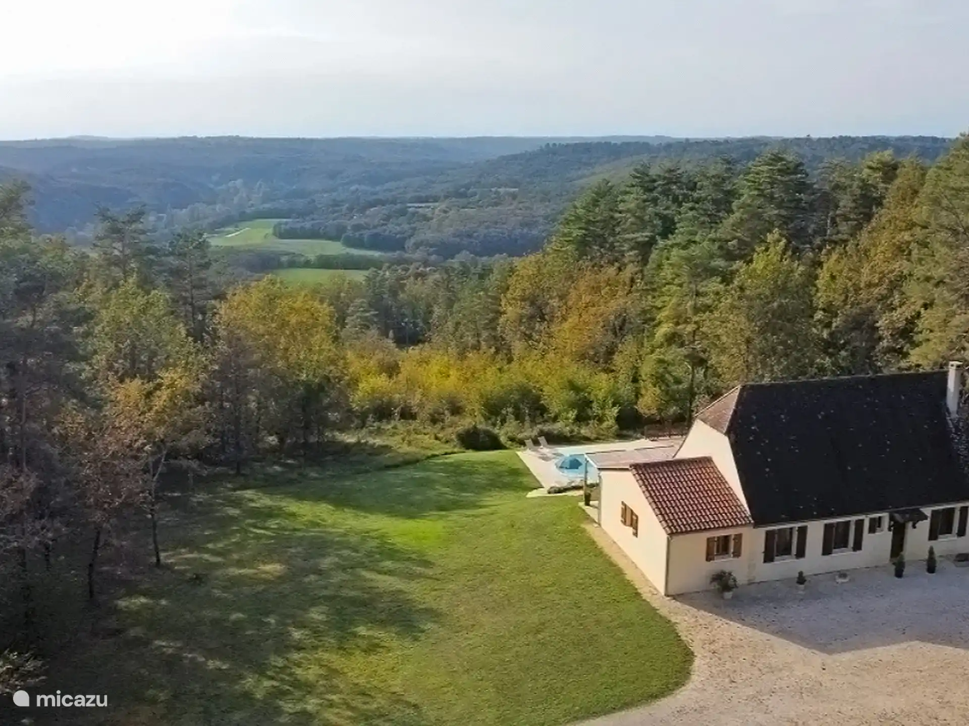 Luftaufnahme des Hauses und des Tals