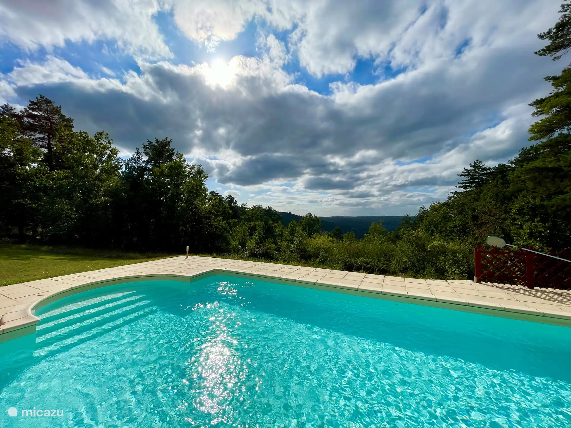 Schwimmbad und Blick auf das Tal