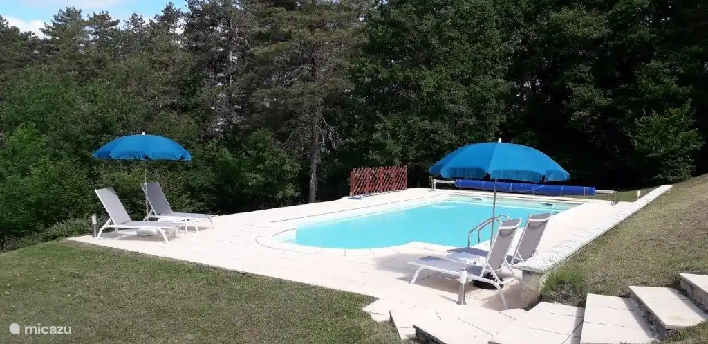 Schwimmbad am Strand