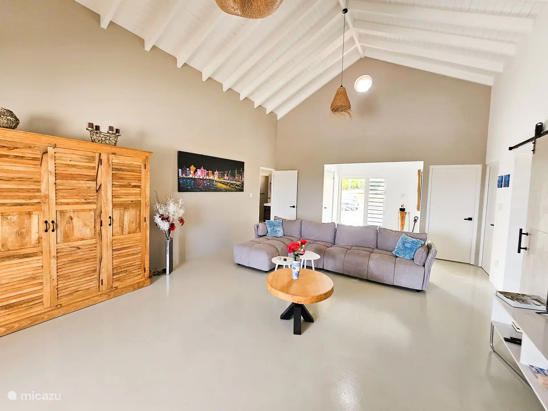 De ruime loungebank. Gewoon om even op te hangen.