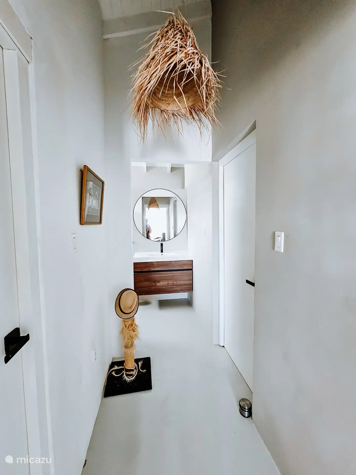 Het halletje naar de 1e badkamer.