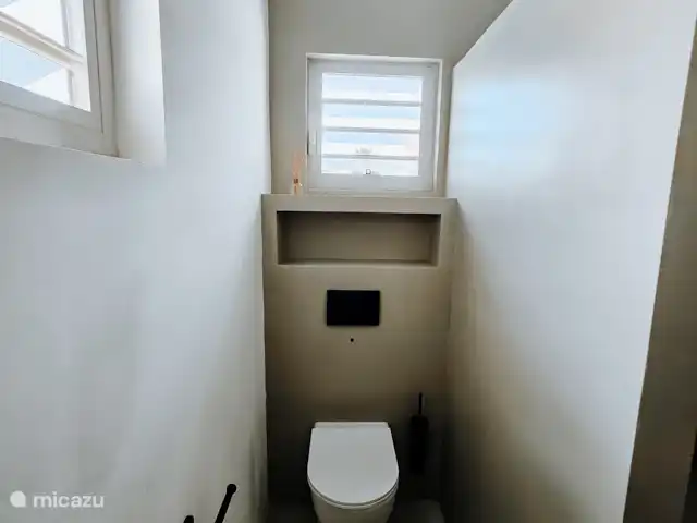 Villa Chichi | Curaçao, Banda Ariba (est), Santa Catharina - villa Un WC avec système de fermeture amortie et une fenêtre.