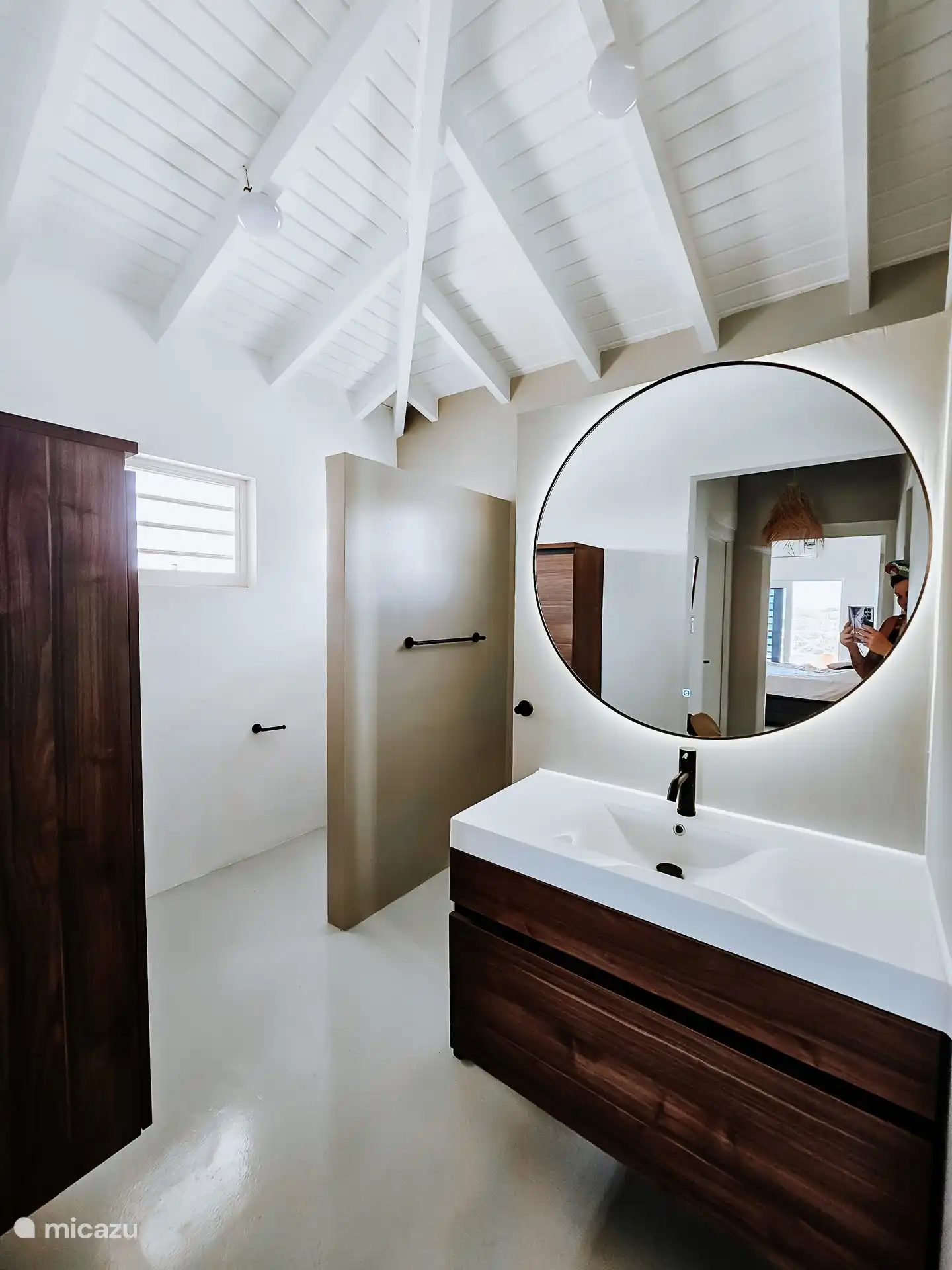 De badkamer heeft een grote legkast.