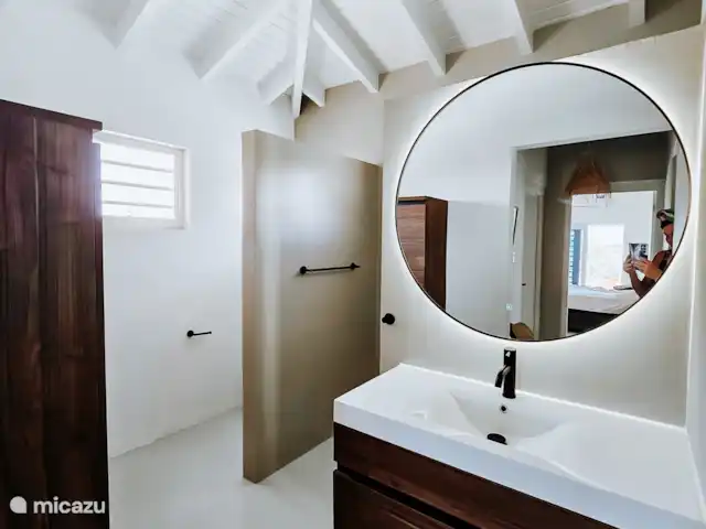 Villa Chichi | Curaçao, Banda Ariba (est), Santa Catharina - villa La salle de bain dispose d'un grand placard.