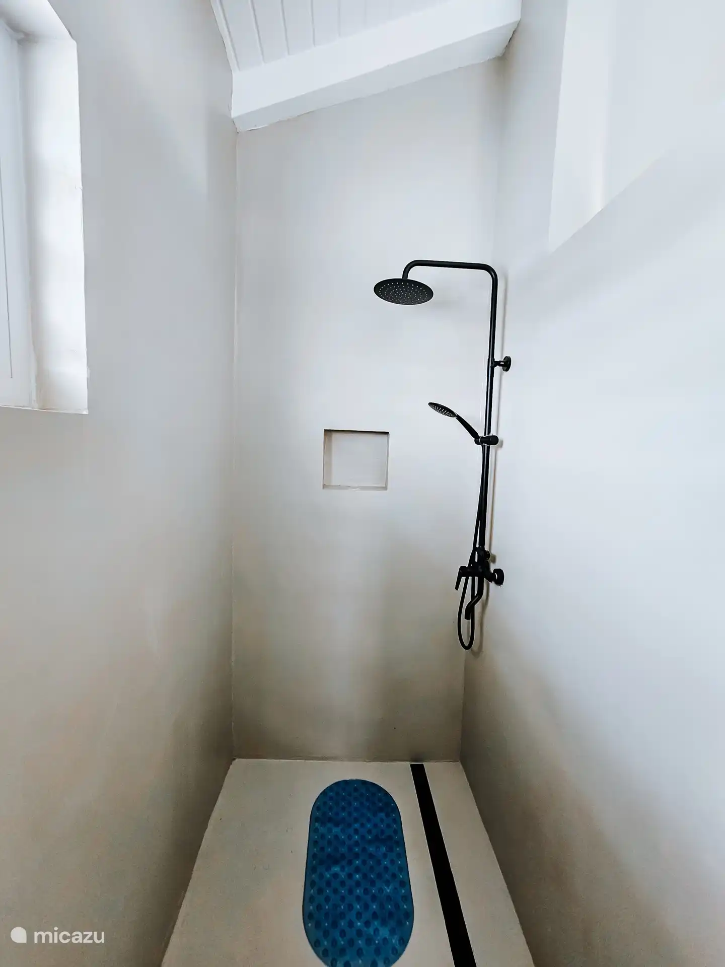 De regen douch met warm water.