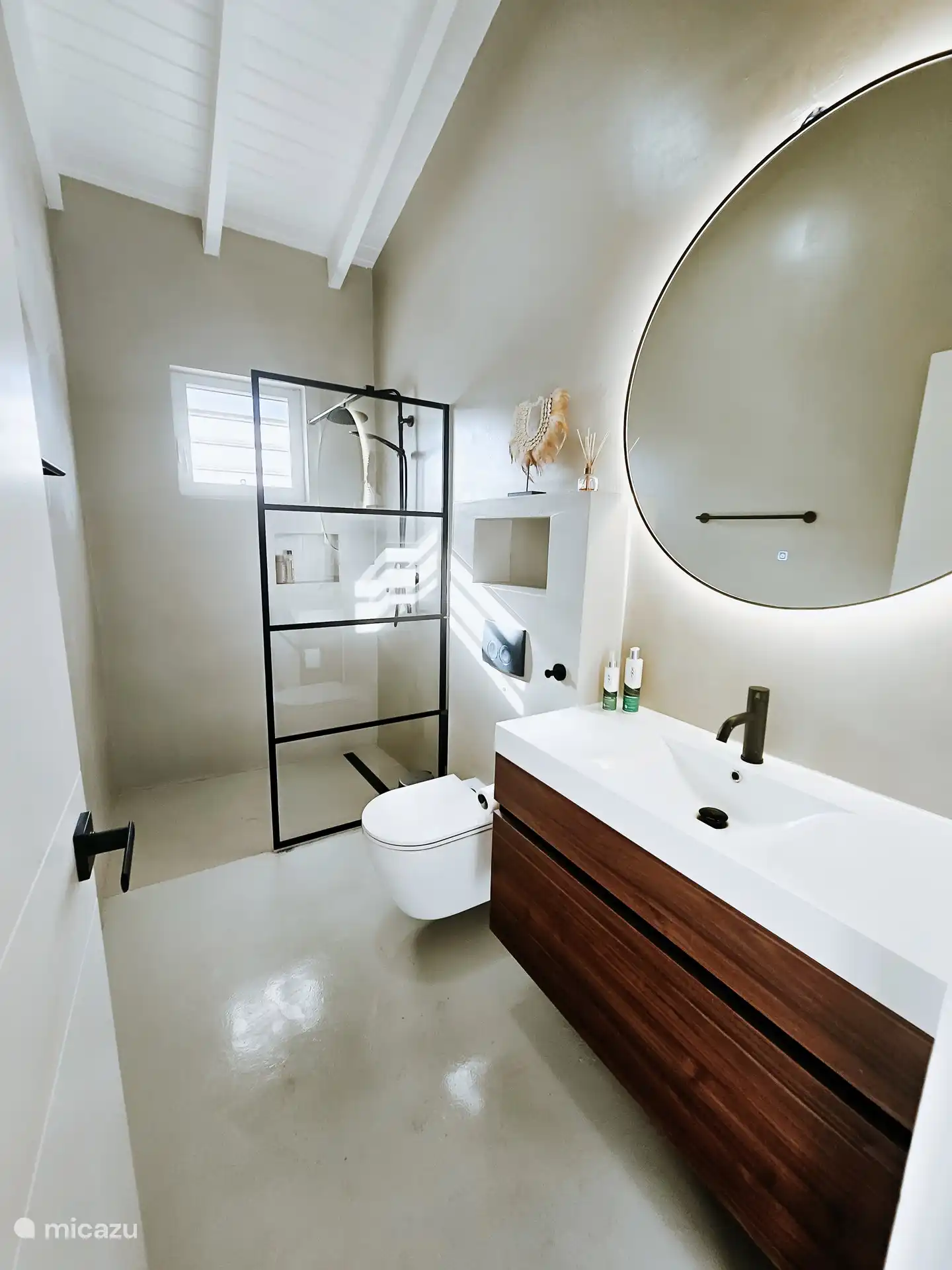 De 2e ruime badkamer. De douch word afgescheiden door een glazen wand