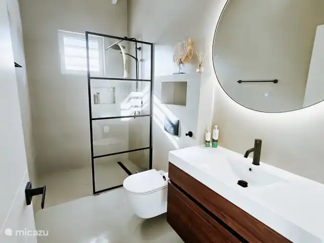 Villa Chichi | Curaçao, Banda Ariba (est), Santa Catharina - villa La 2ème salle de bain spacieuse. La douche est séparée par une paroi vitrée