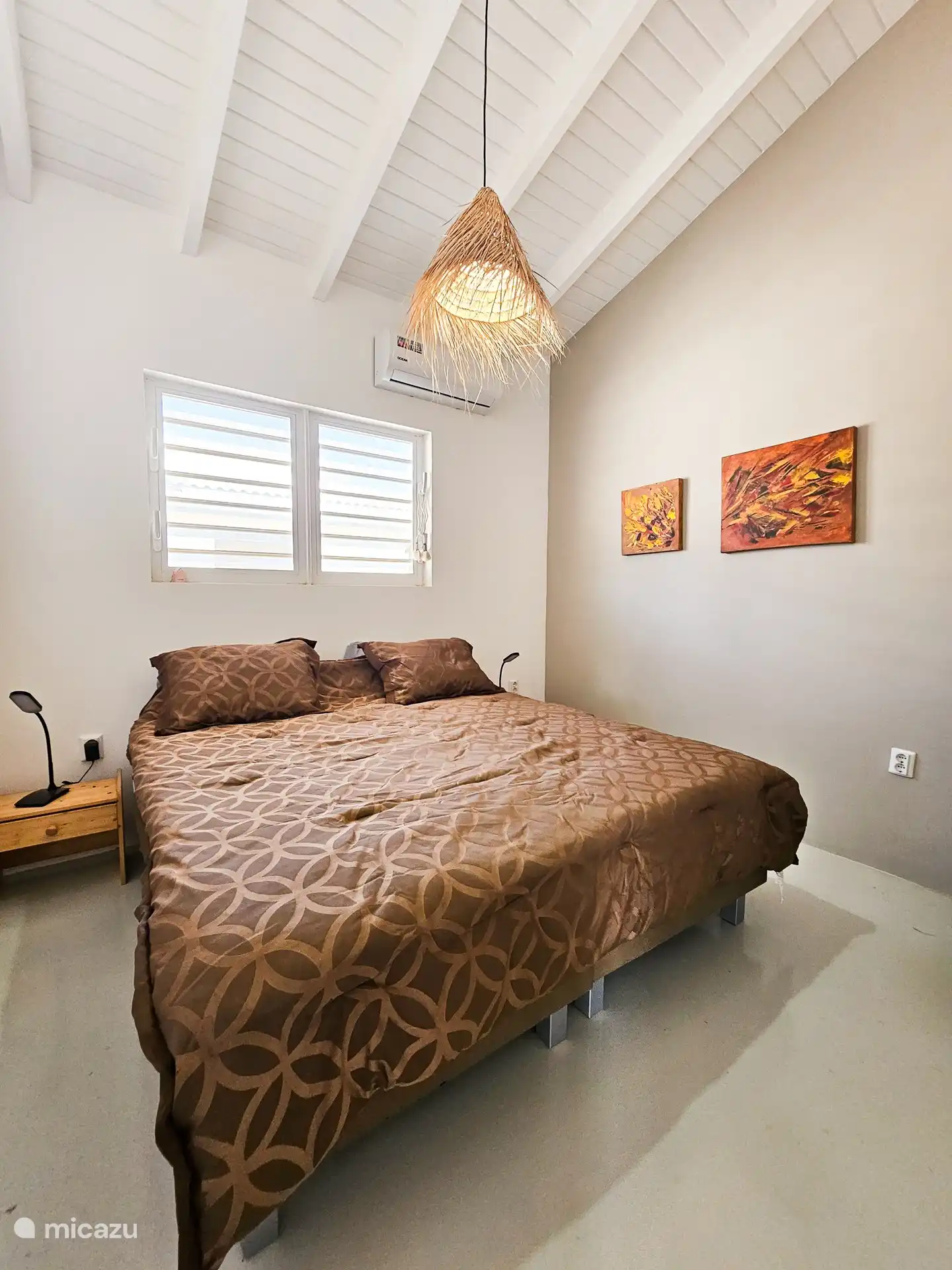 Gastenkamer voorzien van een king Ziese bed.