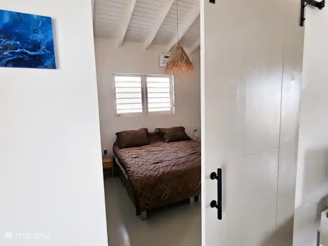 Villa Chichi | Curaçao, Banda Ariba (est), Santa Catharina - villa La pièce est fermée par une belle porte coulissante.