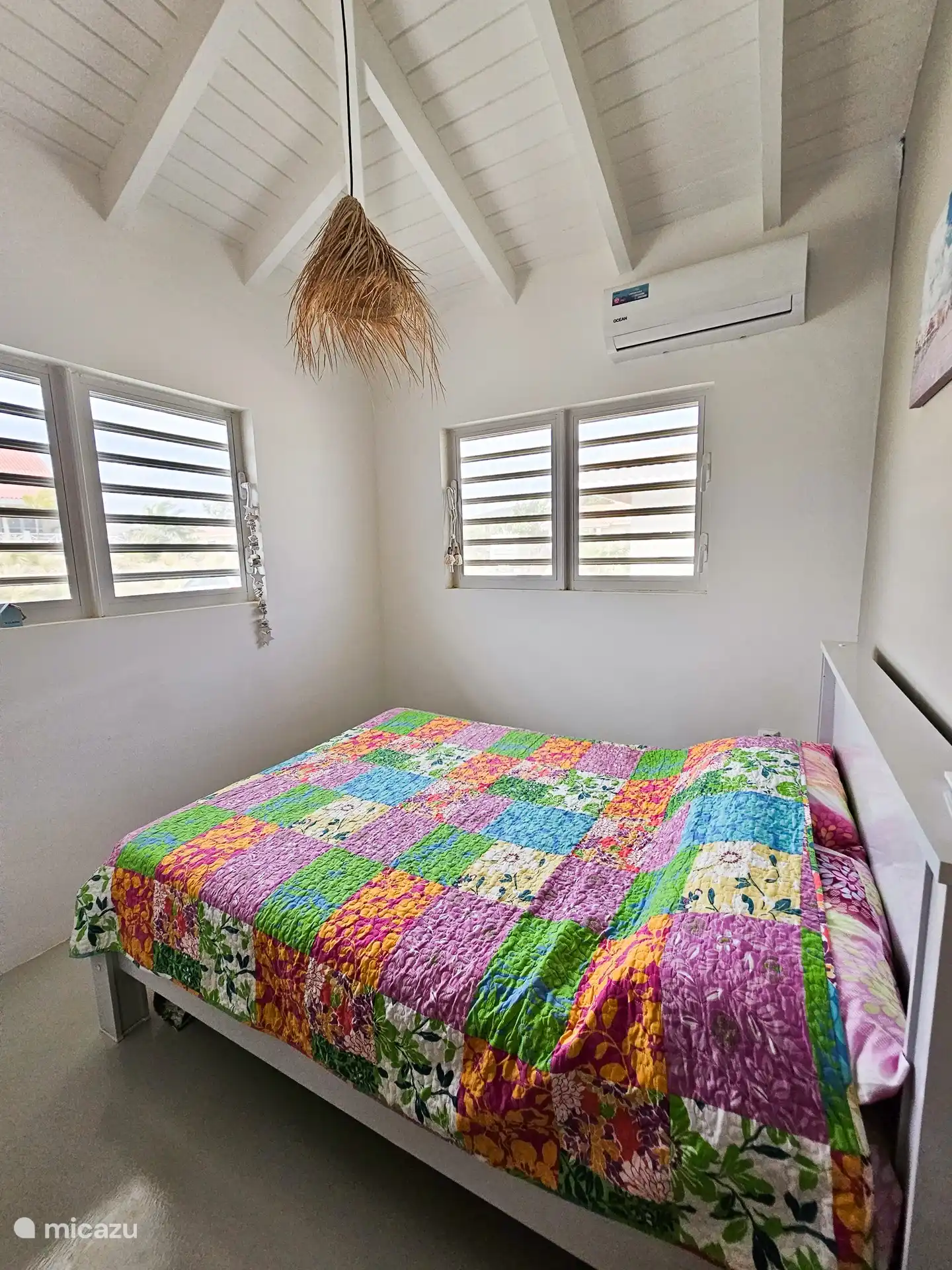 De 2e gastenkamer voorzie van 2 ramen met shutters. Het bed is 1.60 bij 2.00 meter