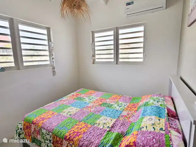Villa Chichi | Curaçao, Banda Ariba (est), Santa Catharina - villa La 2ème chambre d'hôtes possède 2 fenêtres avec volets. Le lit mesure 1,60 sur 2,00 mètres