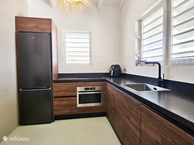 Villa Chichi | Curaçao, Banda Ariba (est), Santa Catharina - villa La cuisine spacieuse avec lave-vaisselle, micro-ondes combiné, réfrigérateur-congélateur combiné, friteuse à air, cafetière et bouilloire