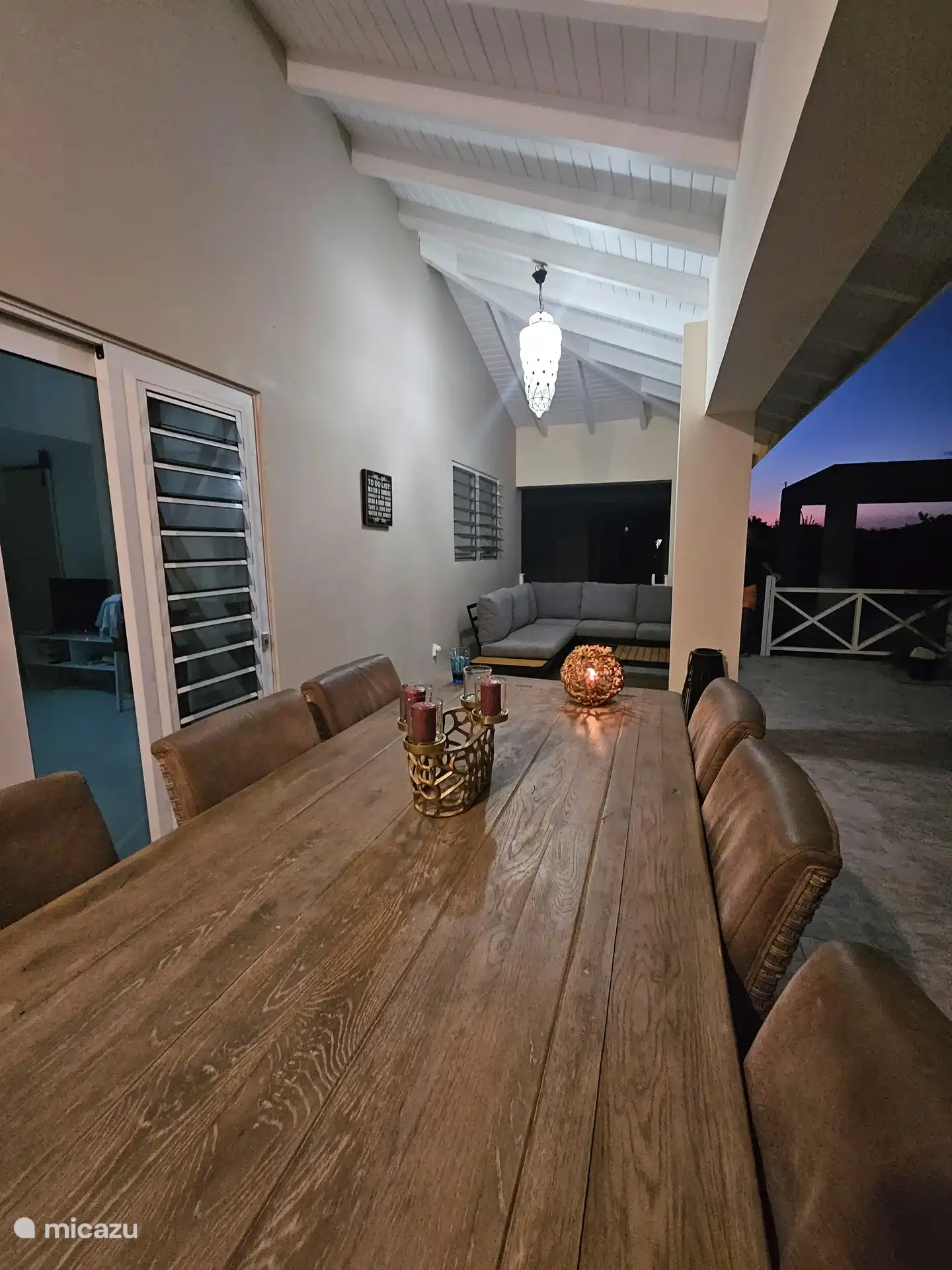 De grote kloostergangen met 6 stoelen.