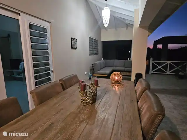 Villa Chichi | Curaçao, Banda Ariba (est), Santa Catharina - villa Le grand cloître avec 6 chaises.