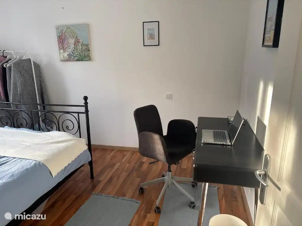 veel kamers haben een werkhoek - de WIFI is super sterk, zodat video bellen goed mogelijk is