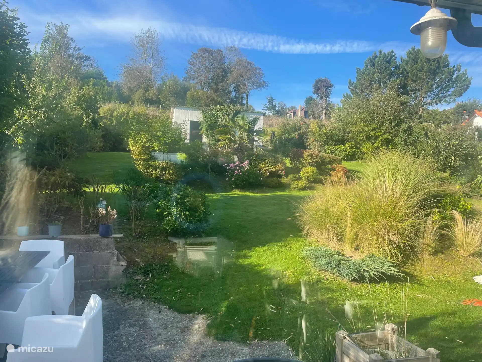 de zonnige en ruime tuin is omsloten zodat u uw viervoeter (in overleg) kunt meenemen