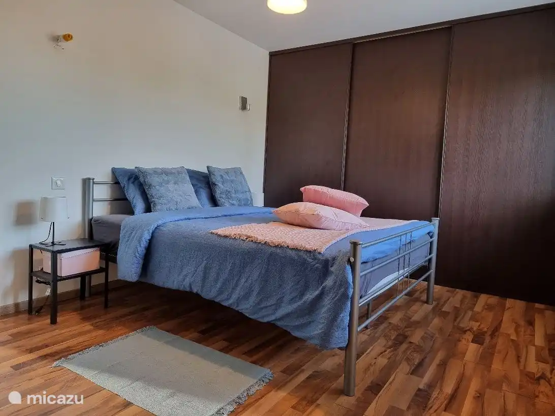 Schlafzimmer im Erdgeschoss, Bett 1,60 m