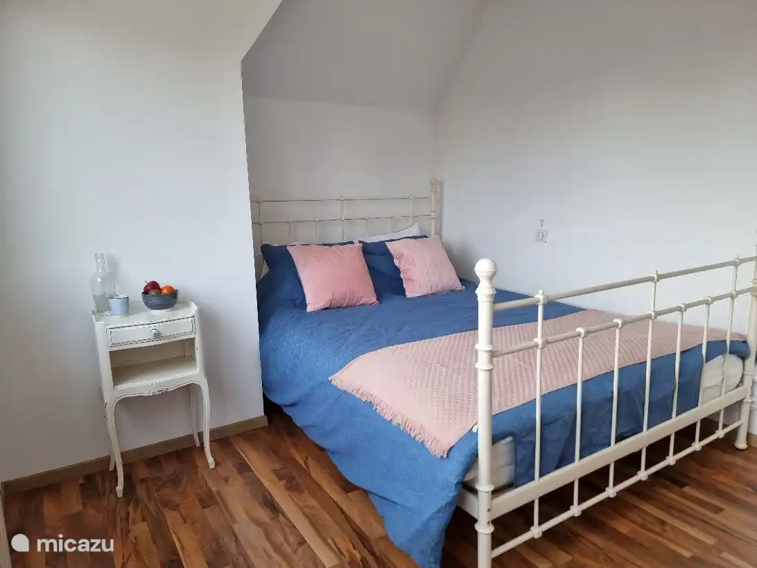 Rosa Schlafzimmer im ersten Stock, Bett 1,60 m