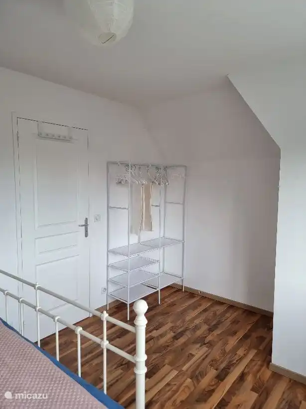 Rosafarbenes Schlafzimmer im ersten Stock, Bett 1,60 m, Stoffaufhänger (in jedem Schlafzimmer verfügbar)