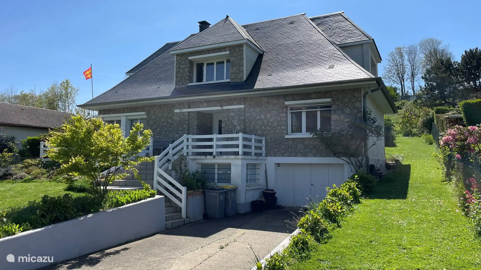 vor dem Haus und der Auffahrt - Maison Coco