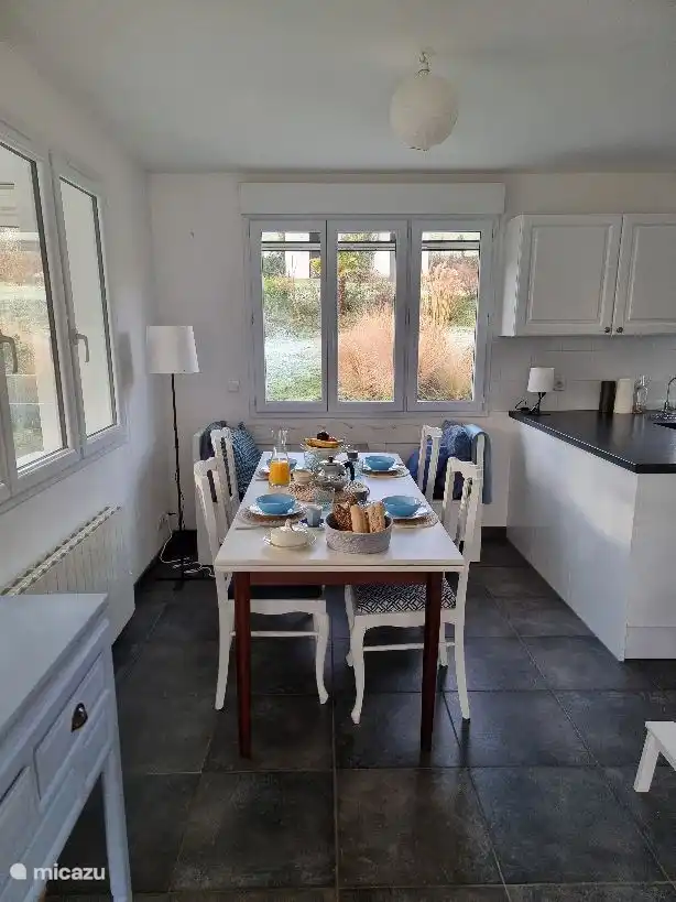 Essbereich im Inneren und offene Küche, gut ausgestattet 