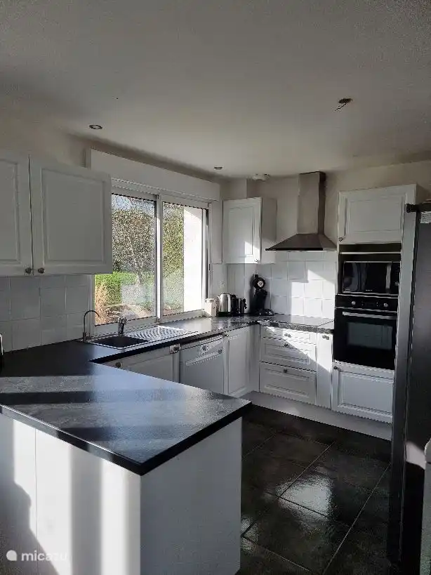 offene Küche mit Backofen, Mikrowelle, amerikanischem Kühlschrank, Gefrierschrank und mehreren Annehmlichkeiten