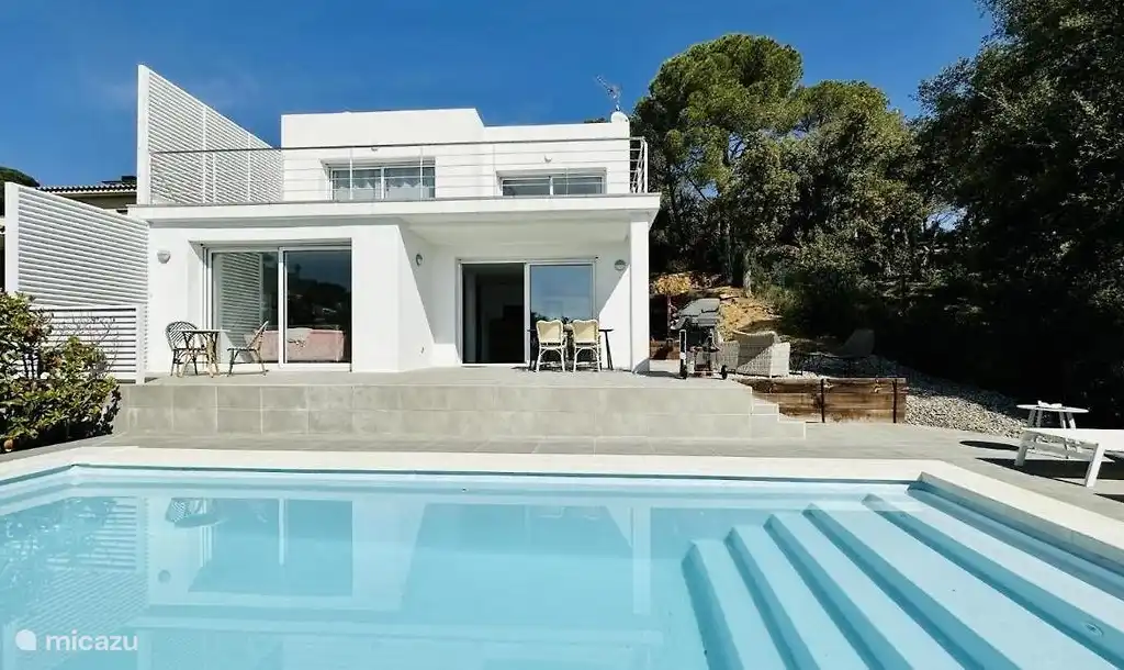 Nieuwe villa met privé zwembad