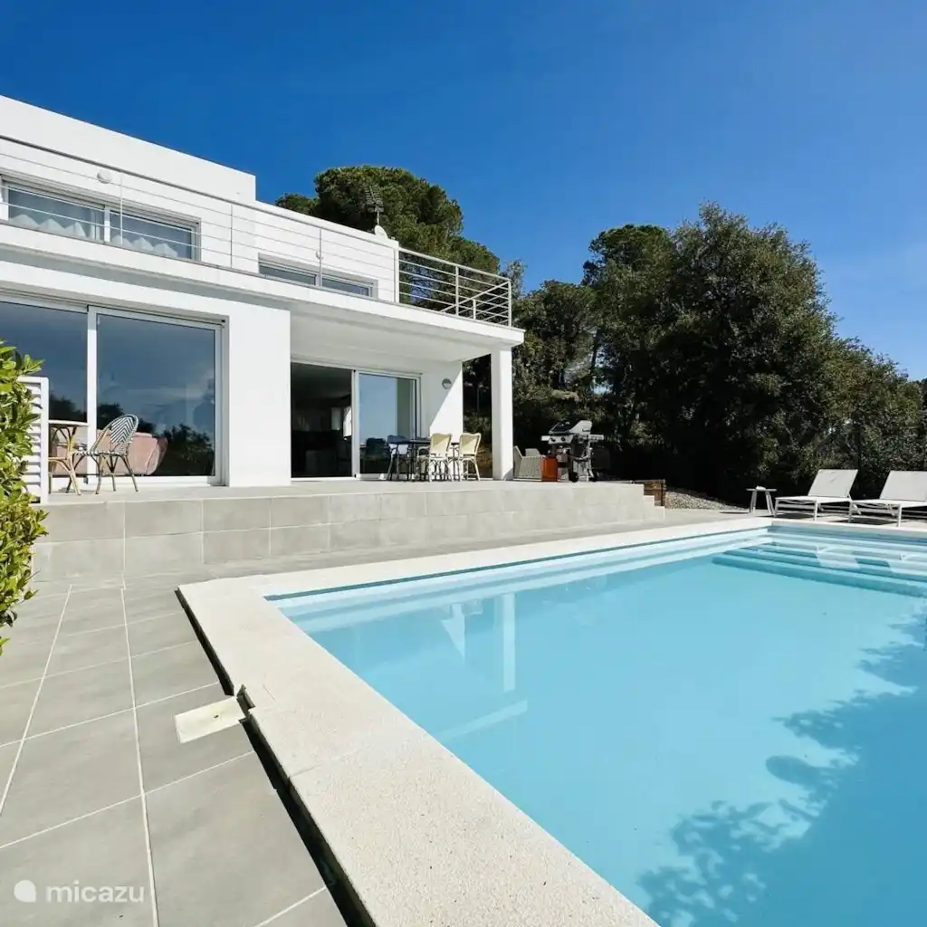 Nieuwe villa met privé zwembad