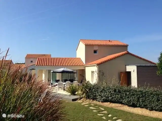 Villa Azure Heaven Les Sables huren in Frankrijk, Vendée, Les Sables-d'Olonne - villa Huishoek vanuit de tuin