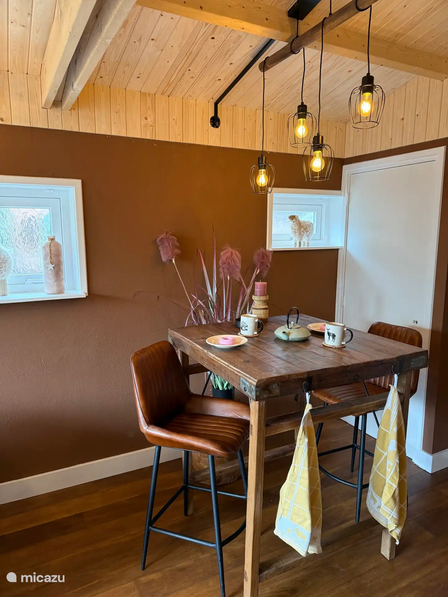 Dîner confortable à la table du bar