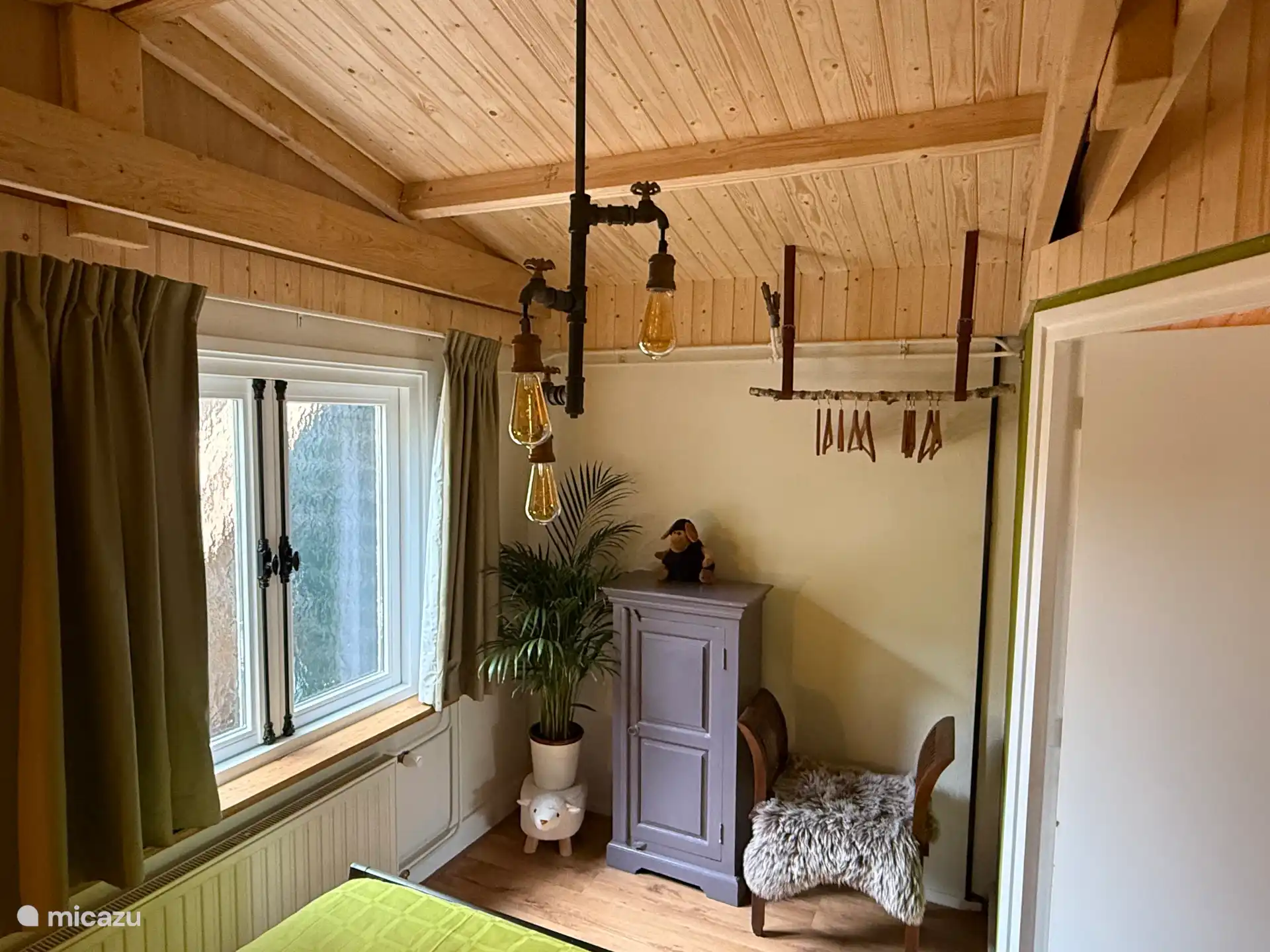 Chambre avec espace pour la valise, penderie et une armoire