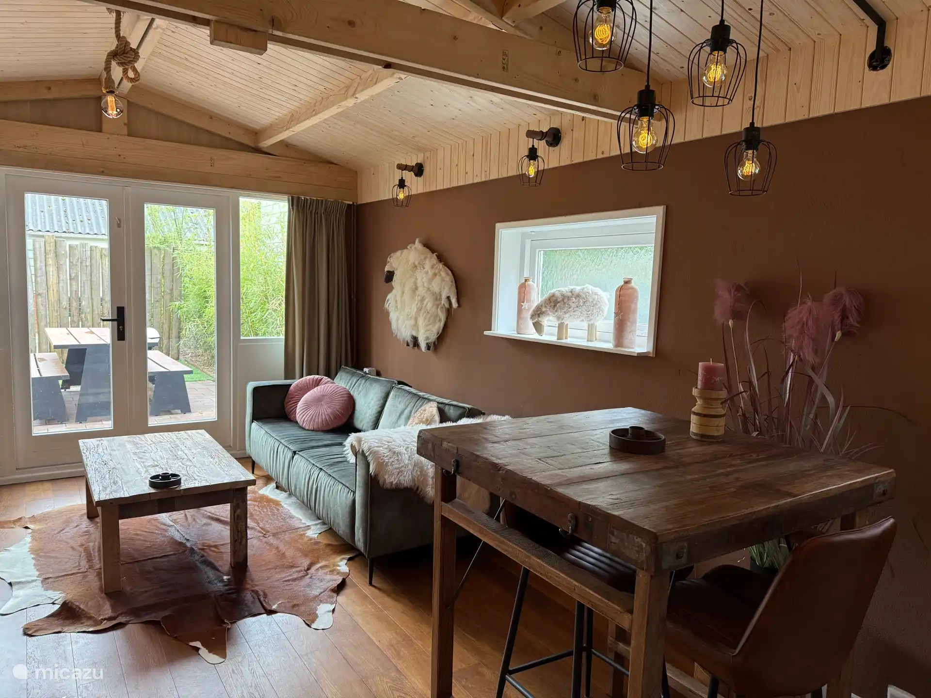 Salon avec canapé moelleux et télévision connectée