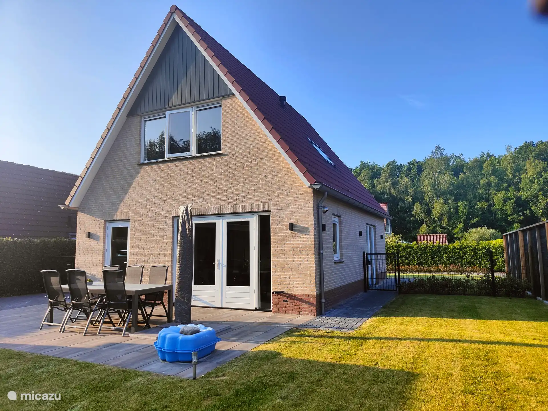 Omheinde tuin, zitje en speelgoed voor de kleinsten