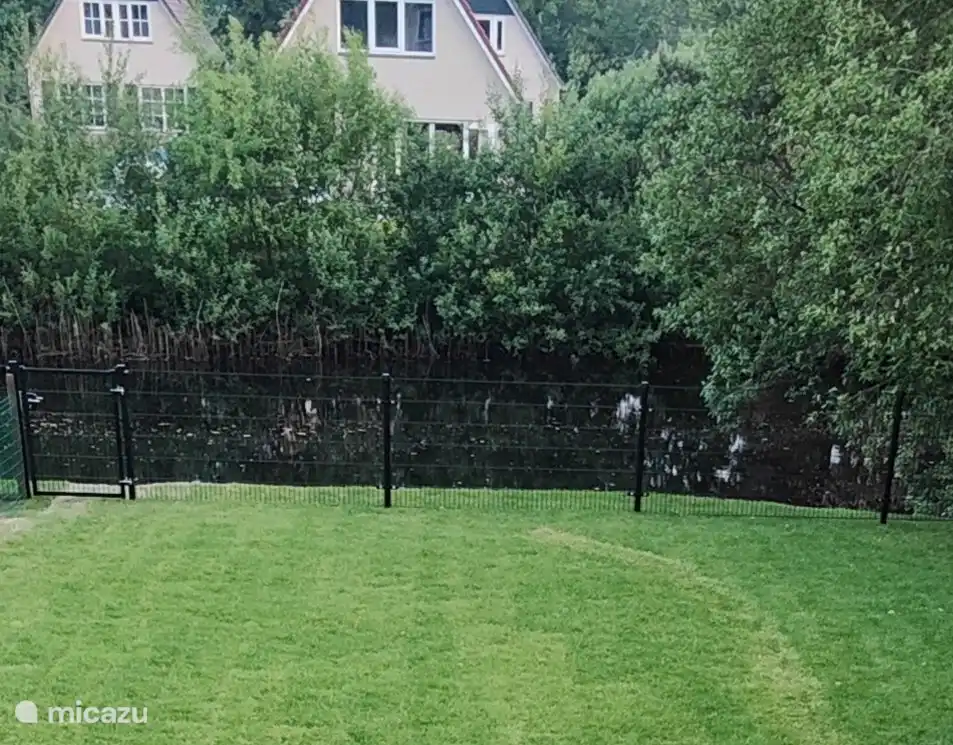 Jardin entièrement clôturé avec portes verrouillables