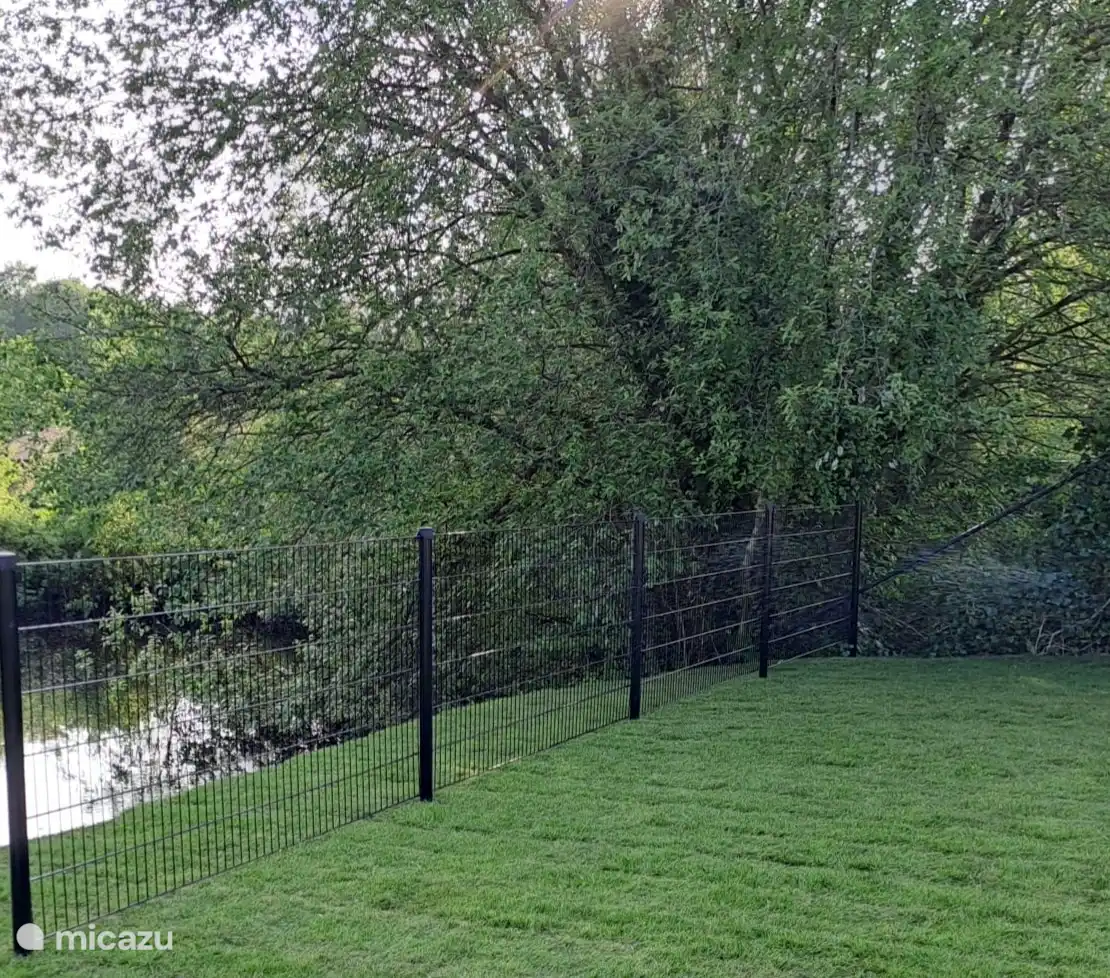 Clôture de la cour arrière avec vue (et accès) à l’étang à poissons